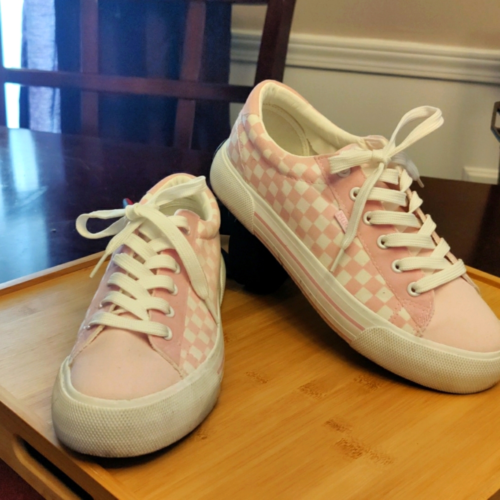 Women's Mudd Sneakers Size 10 Pink and white